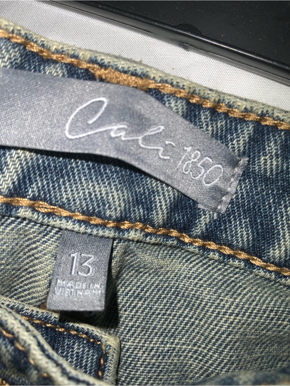 High-rise Wide-Leg Star Patch Jeans in Light Blue with Metal Belt Accent - Picture 4 of 10